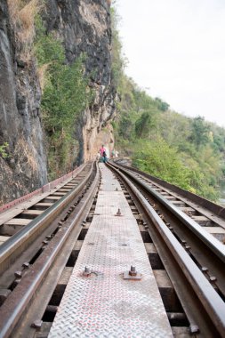 Kanchanaburi, Tayland - 16 Şubat 2023 Tham Krasae Demiryolu Köprüsü Kanchanaburi 'deki Ölüm Demiryolu Kwai nehri üzerinde. 1943 baharında sadece 17 günlük İkinci Dünya Savaşı sırasında inşa edildi..