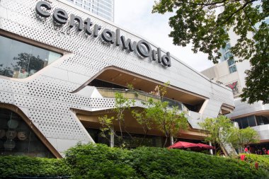 Bangkok, Tayland - 17 Şubat 2023: Bangkok 'taki Central World alışveriş merkezinin önü. CentralWorld Bangkok Tayland 'da bir alışveriş merkezidir..