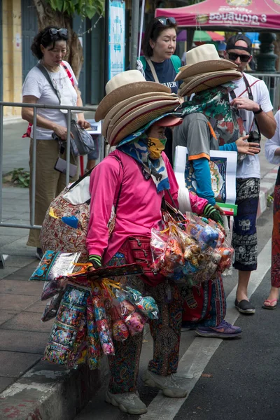 Бангкок Февраля 2023 Года Местные Торговцы Продают Туристам Сувениры Перед — стоковое фото