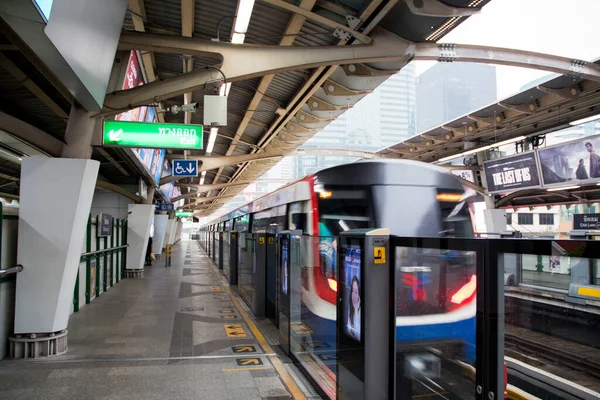 Bangkok Thailand Feb 2023 Bts Sky Train Наближається Платформи Станції — стокове фото