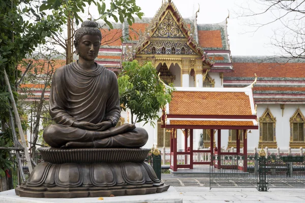 Banguecoque Tailândia Fevereiro 2023 Estátua Buda Fica Debaixo Árvore Templo — Fotografia de Stock