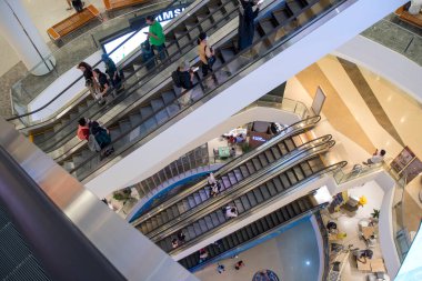 Bangkok, Tayland - 15 Şubat 2023: Bangkok 'taki Central World alışveriş merkezinde yürüyen merdivendeki insanlar.