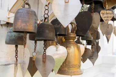 Bangkok, Tayland - 17 Şubat 2023: Wat Saket, Bangkok 'taki ağaçta dilekle yazılmış altın kalpler. Wat Saket, Ayutthaya döneminden kalma tarihi bir tapınaktır..