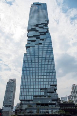 Bangkok, Tayland - 17 Şubat 2023: Bangkok 'taki King Power MahaNakhon' un güzel manzarası. 314 metre yüksekliğinde karışık bir gökdelendir..