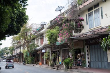 Bangkok, Tayland - 17 Şubat 2023: Bangkok Boripat Yolu boyunca güzel çiçekli eşsiz mağaza evleri.