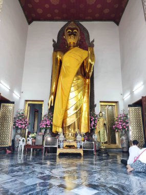 Bangkok, Tayland - 15 Şubat 2023: Wat Pho, Bangkok 'ta ayakta duran altın Buda heykeli.