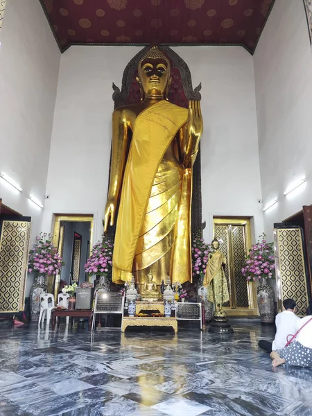 2023年2月15日 バンコクのワット ポーに金色の仏像を立てる — ストック写真