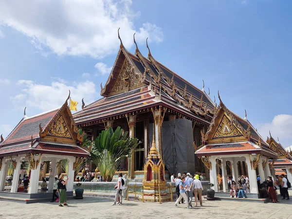 Bangkok Thailand Feb 2023 Tourrists Visit Picturesque Temple Emerald Buddha — стоковое фото