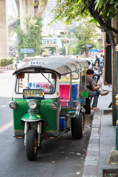 Bangkok Thailand Feb 2023 Traditional Tuk Tuk Road Bangkok Tuk — Foto de Stock