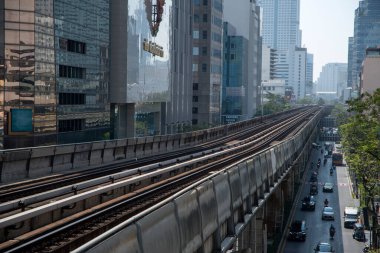 Bangkok, Tayland - 13 Şubat 2023: Tayland 'ın güzel mavi gökyüzü merkezi iş bölgesine sahip Bangkok silueti.