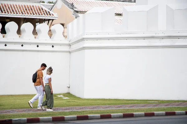 2023年2月13日 泰国曼谷大殿白墙 游客沿着小径步行 — 图库照片