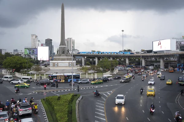 2023年2月15日 曼谷胜利纪念碑的交通状况 胜利纪念碑 Victory Monutory 是1941年为纪念法泰战争胜利而在曼谷建立的军事纪念碑 — 图库照片