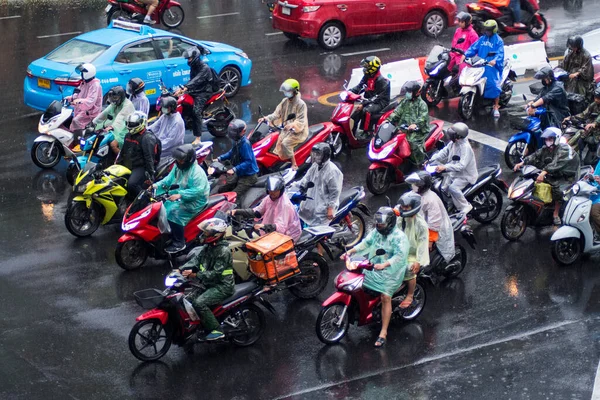 Banguecoque Tailândia Fev 2023 Pessoas Andam Moto Durante Dia Chuvoso — Fotografia de Stock