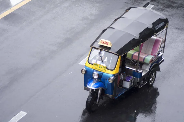 2023年2月15日 传统的土拨鼠在曼谷的公路上行走 拖船是机动化的三轮人力车 运送乘客绕行 — 图库照片