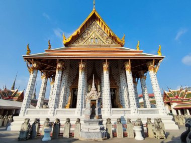 Wat Arun 'daki karargah manzarası. Ubosot ya da papazlık salonu Wat Arun 'un Buda imajına ev sahipliği yapar.