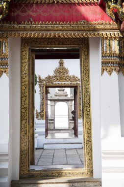 Wat Pho 'nun kapı girişinin detayları. Wat Pho Bangkok 'taki en büyük ve en eski wattlardan biridir.  