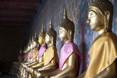 Wat Arun, Bangkok Tayland 'daki Altın Buda heykelleri