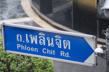 Bangkok 'ta Phloen Chit yol tabelası sergisi. Phloen Chit Yolu Bangkok 'un merkezinde büyük bir yoldur.