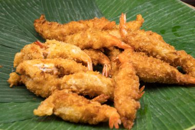 Bangkok 'ta sokak pazarında kızarmış karides satılıyor.