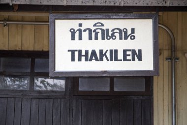 Thakilen, Tayland - 16 Şubat 2023 Tha Kilen tren istasyonunun işareti. Tha Kilen Tren İstasyonu 'nun Tayland tarihi ile önemli bir ilgisi var. Özellikle de Ölüm Demiryolu inşaatı ile..
