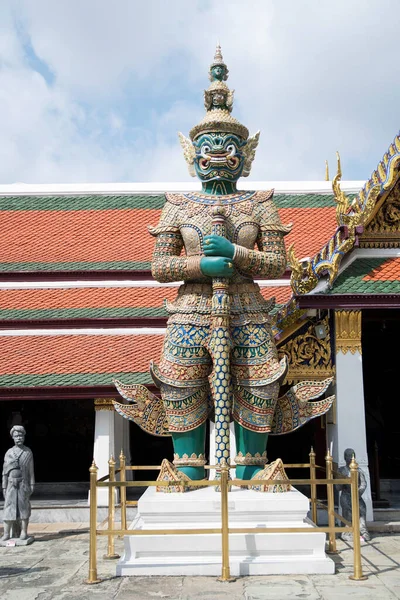 位于曼谷大殿的巨魔守护雕像 — 图库照片