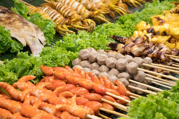 Grelhados Churrasco Skewer Alimentos Colocar Bandeja Mercado Para Vender Mercado — Fotografia de Stock