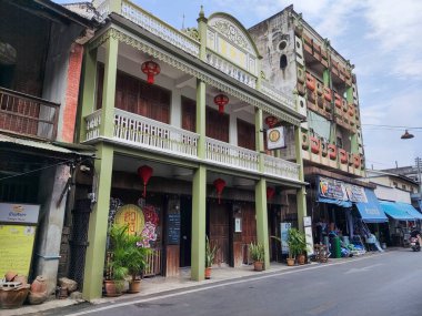 Kanchanaburi, Tayland - 16 Şubat 2023: Kanchanaburi, Tayland 'daki Pakprak Heritage Caddesi boyunca tarihi bina. Yol boyunca 20 'den fazla miras binası yer alıyor