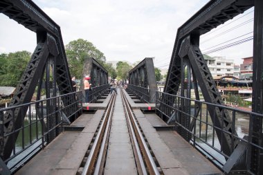 Kanchanaburi, Tayland - 16 Şubat 2023: Kanchanaburi, Tayland 'daki River Kwai Köprüsü ya da Death Demiryolu Köprüsü manzarası. 2. Dünya Savaşı sırasında Japonlar tarafından inşa edilen metre ölçümlü demiryolunun bir parçasıydı.