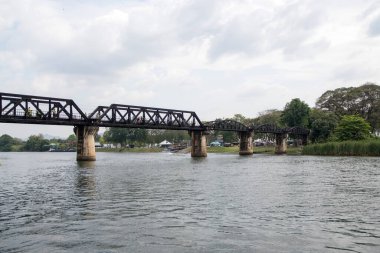 Kanchanaburi, Tayland - 16 Şubat 2023: Kanchanaburi, Tayland 'daki River Kwai Köprüsü ya da Death Demiryolu Köprüsü manzarası. 2. Dünya Savaşı sırasında Japonlar tarafından inşa edilen metre ölçümlü demiryolunun bir parçasıydı.