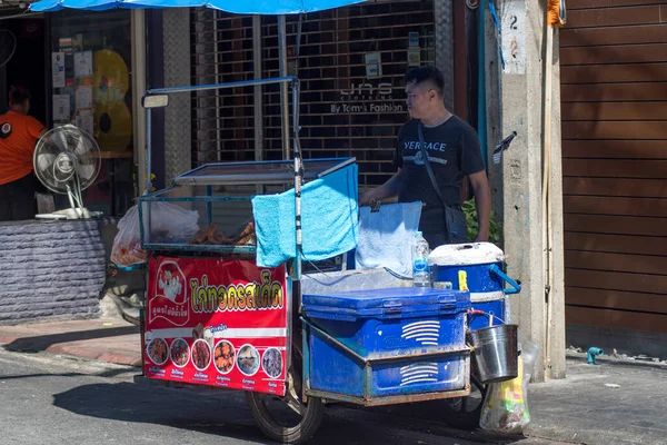 Banguecoque Tailândia Fevereiro 2023 Vendedor Local Com Seu Carrinho Vendendo — Fotografia de Stock