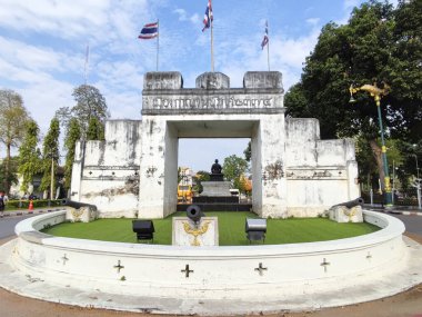Kanchanaburi, Tayland - 16 Şubat 2023: Kanchanaburi Şehir Kapısı. 1831 'den beri tuğla ve çimento ile inşa edilmiş antik bir kapı.