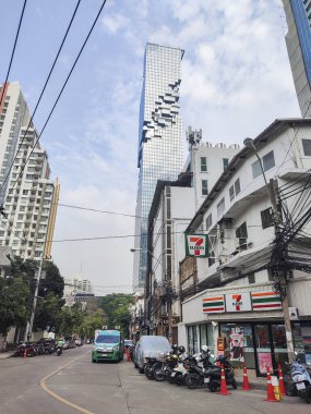 Bangkok, Tayland - 17 Şubat 2023: King Power MahaNakhon 'un arka planında Bangkok' taki Silom bölgesinin sokak manzarası. Silom Bangkok 'un finansal kalbidir..