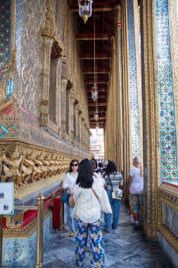 Bangkok, Tayland - 13 Şubat 2023: Turist kalabalığı Bangkok 'taki Büyük Saray' daki Zümrüt Buda Tapınağı 'nı ziyaret ediyor.