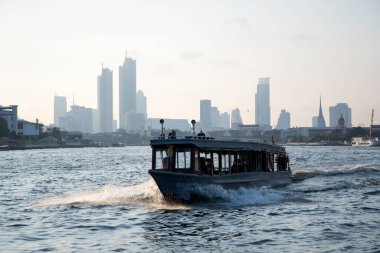 Bangkok, Tayland - 14 Şubat 2023: Bangkok Chao Phraya nehrindeki yolcu servis gemileri. Chao Phraya Bangkok 'tan Tayland Körfezi' ne akar.