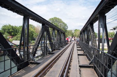 Kanchanaburi, Tayland - 16 Şubat 2023: Kanchanaburi, Tayland 'daki River Kwai Köprüsü ya da Death Demiryolu Köprüsü manzarası. 2. Dünya Savaşı sırasında Japonlar tarafından inşa edilen metre ölçümlü demiryolunun bir parçasıydı.