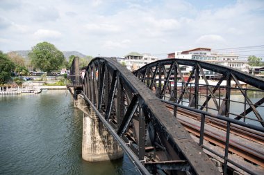 Kanchanaburi, Tayland - 16 Şubat 2023: Kanchanaburi, Tayland 'daki River Kwai Köprüsü ya da Death Demiryolu Köprüsü manzarası. 2. Dünya Savaşı sırasında Japonlar tarafından inşa edilen metre ölçümlü demiryolunun bir parçasıydı.