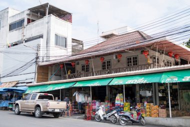 Kanchanaburi, Tayland - 16 Şubat 2023: Kanchanaburi, Tayland 'daki Ban Tai bölgesinin genel sokak manzarası.