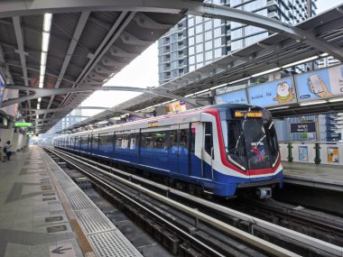 Bangkok, Tayland - 12 Şubat 2023: BTS Gökyüzü Treni Bangkok 'taki istasyona yaklaşıyor. BTS Skytrain Bangkok 'ta yüksek hızlı ulaşım sistemidir.