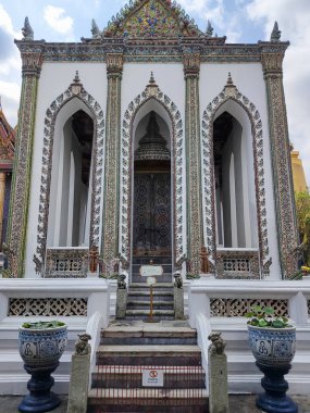 Bangkok, Tayland 13 Şubat 2023, Bangkok 'taki Grand Palace tesisinde Phra Viharn Yod Tapınağı. Bina Budist rahipler için bir kilise olarak kullanılıyor..