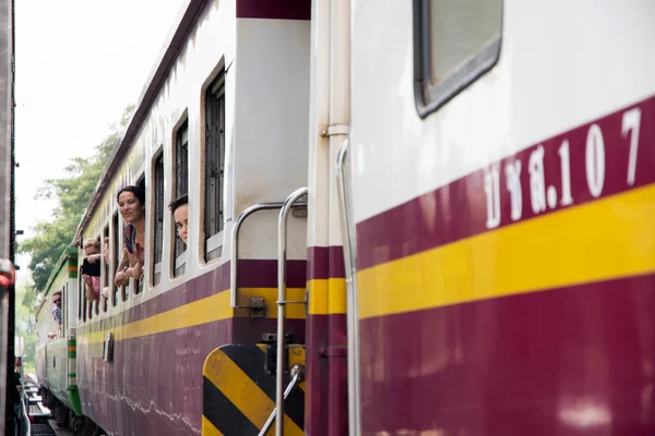 Kanchanaburi Thailand Februar 2023 Lokomotive Und Touristen Fahren Auf Der — Stockfoto