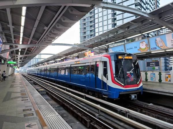 Bangkok Thailand Feb 2023 Bts Sky Train Närmar Sig Stationen — Stockfoto