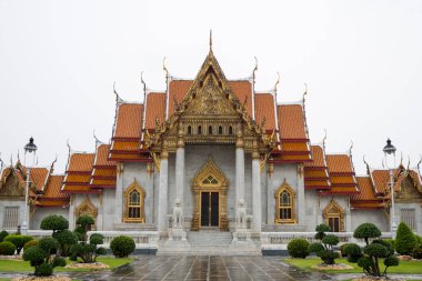 Wat Benchamabophit Dusitwanaram ya da Bangkok 'taki Mermer Tapınak. Mermer Tapınak, İtalya 'dan gelen zarif Tayland sanatı ve mermerinin birleşimidir..