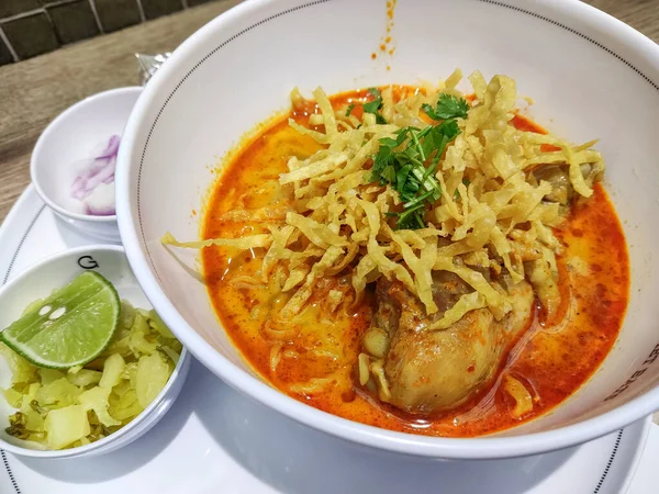 Masakan Thailand Utara Khao Soi Sup Kari Pedas Dengan Ayam — Stok Foto