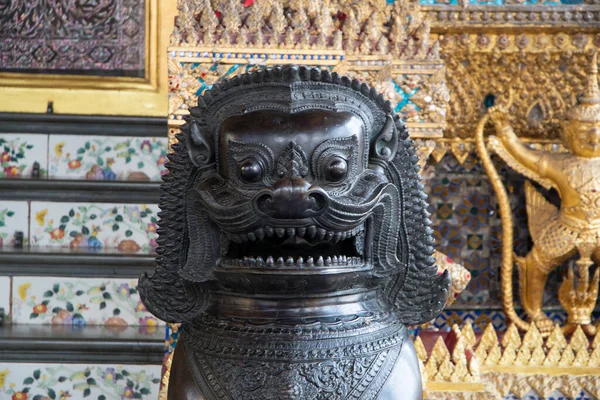バンコクのエメラルド仏の寺院でブロンズライオンや中国の彫刻タイ — ストック写真