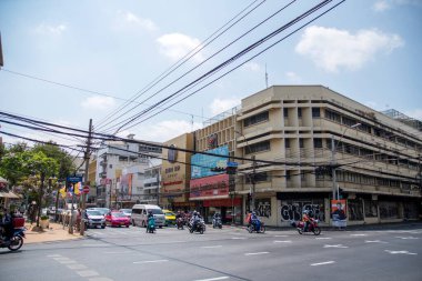 Bangkok, Tayland 13 Şubat 2023, Bangkok yolunda yoğun yol trafiği. Metropolis sokaklarında çok sayıda araba var. Bangkok