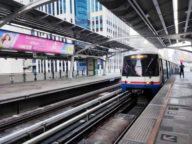 Bangkok, Tayland - 15 Şubat 2023: BTS Gökyüzü Treni Bangkok 'taki istasyona yaklaşıyor. BTS Skytrain Bangkok 'ta yüksek hızlı ulaşım sistemidir.