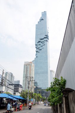 Bangkok, Tayland - 17 Şubat 2023: King Power MahaNakhon 'un arka planında Bangkok' taki Silom bölgesinin sokak manzarası. Silom Bangkok 'un finansal kalbidir..