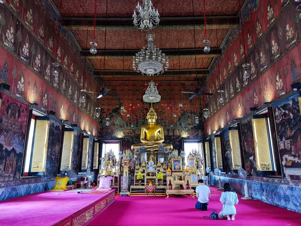 stock image Bangkok, Thailand- 17 Feb, 2023: Golden buddha stuatue in Wat Pathum Wanaram Temple which is  located between the two shopping malls Siam Paragon and CentralWorld, Bangkok.