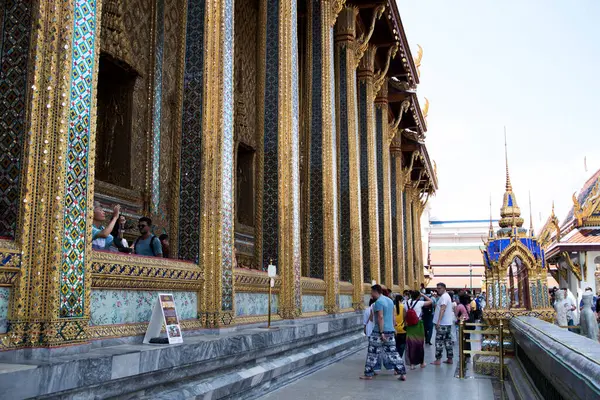 Бангкок Тайланд Февраля 2023 Толпы Туристов Посетить Живописный Храм Изумрудного — стоковое фото
