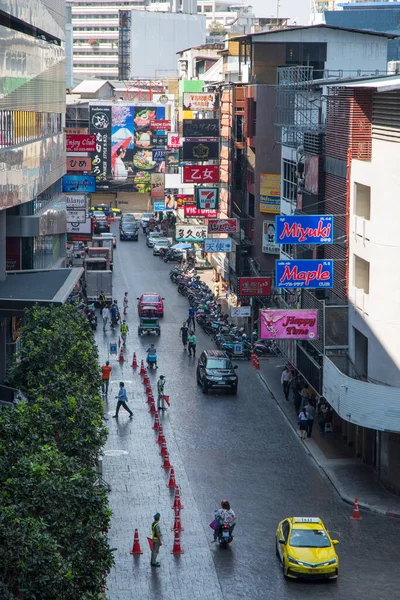 2023年2月15日 各种广告牌在曼谷Silom地区的商店展示 青贮区的夜生活以其乒乓球红灯区而闻名 — 图库照片